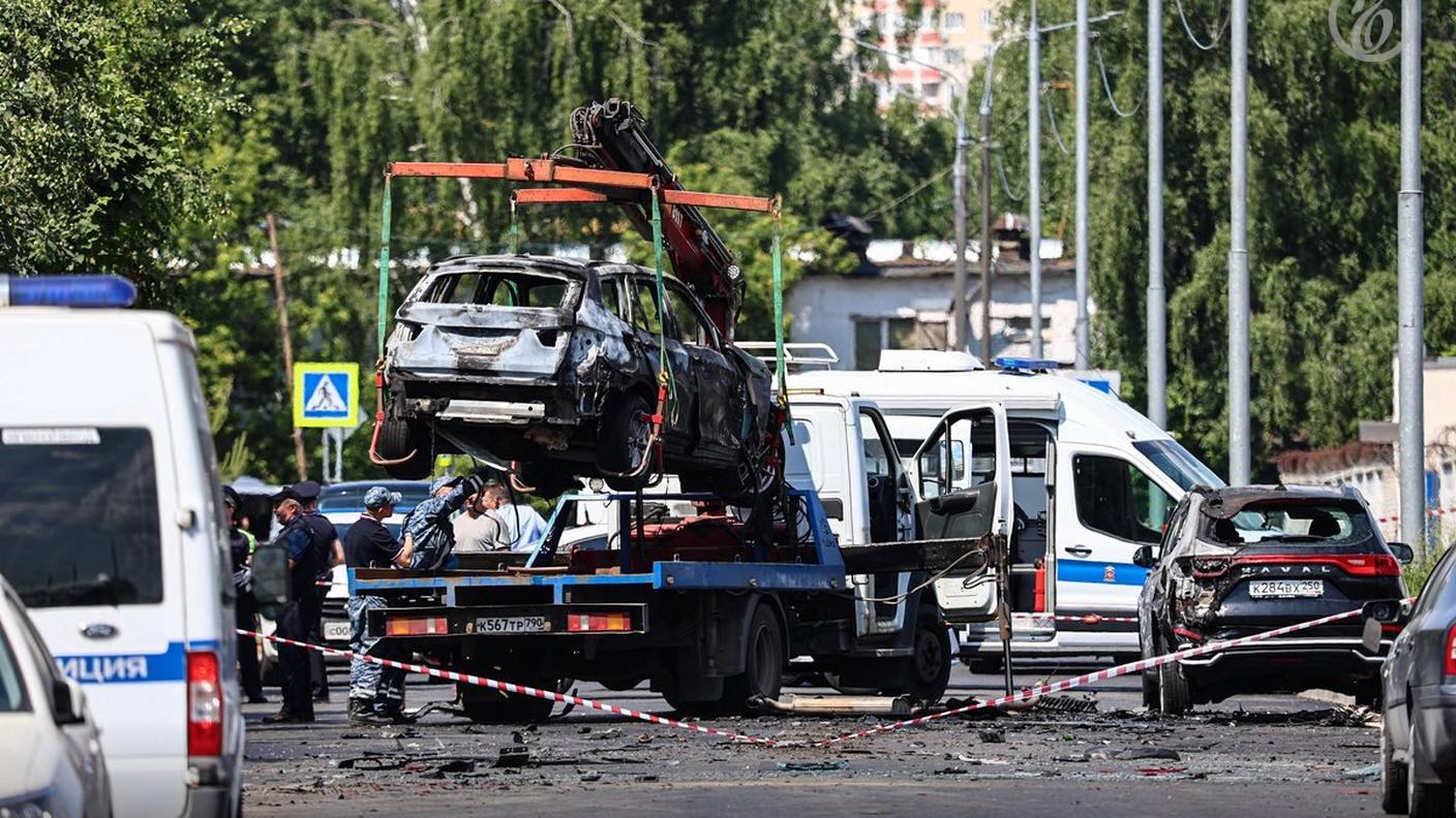 La vettura distrutta nell'esplosione e dalle fiamme è caricata su un carro attrezzi nei pressi di Mosca