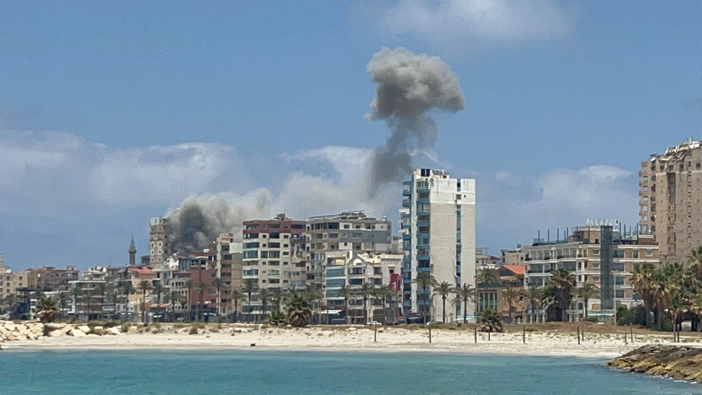 Fumo si leva da un quartiere di Tiro colpito martedì da un attacco israeliano