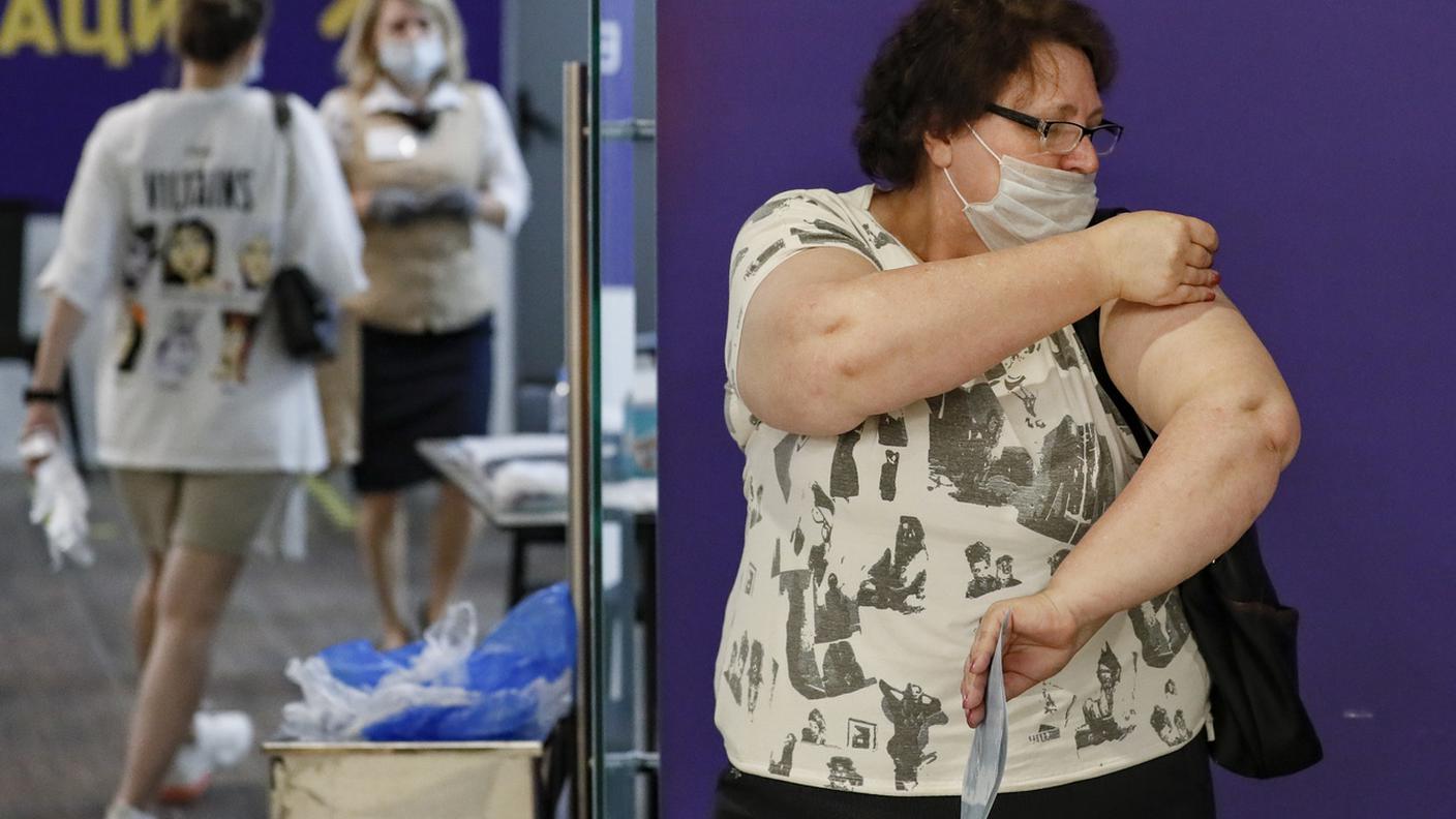 Una donna vaccinata al centro commerciale