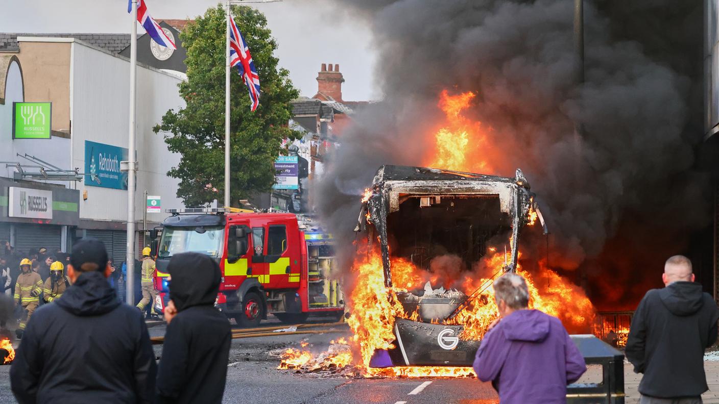 Un veicolo in fiamme durante le proteste a Belfast Est, 9 giugno 2026