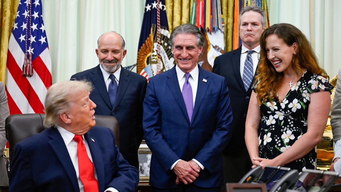Donald Trump parla con Amelia Koehn-Prout nello Studio Ovale della Casa Bianca a Washington