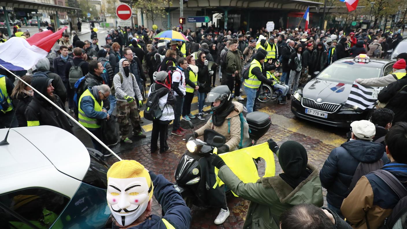 Manifestanti in piazza per il 53mo weekend consecutivo di protesta dei "gilets jaunes" francesi, il 16 novembre 2019 a Parigi
