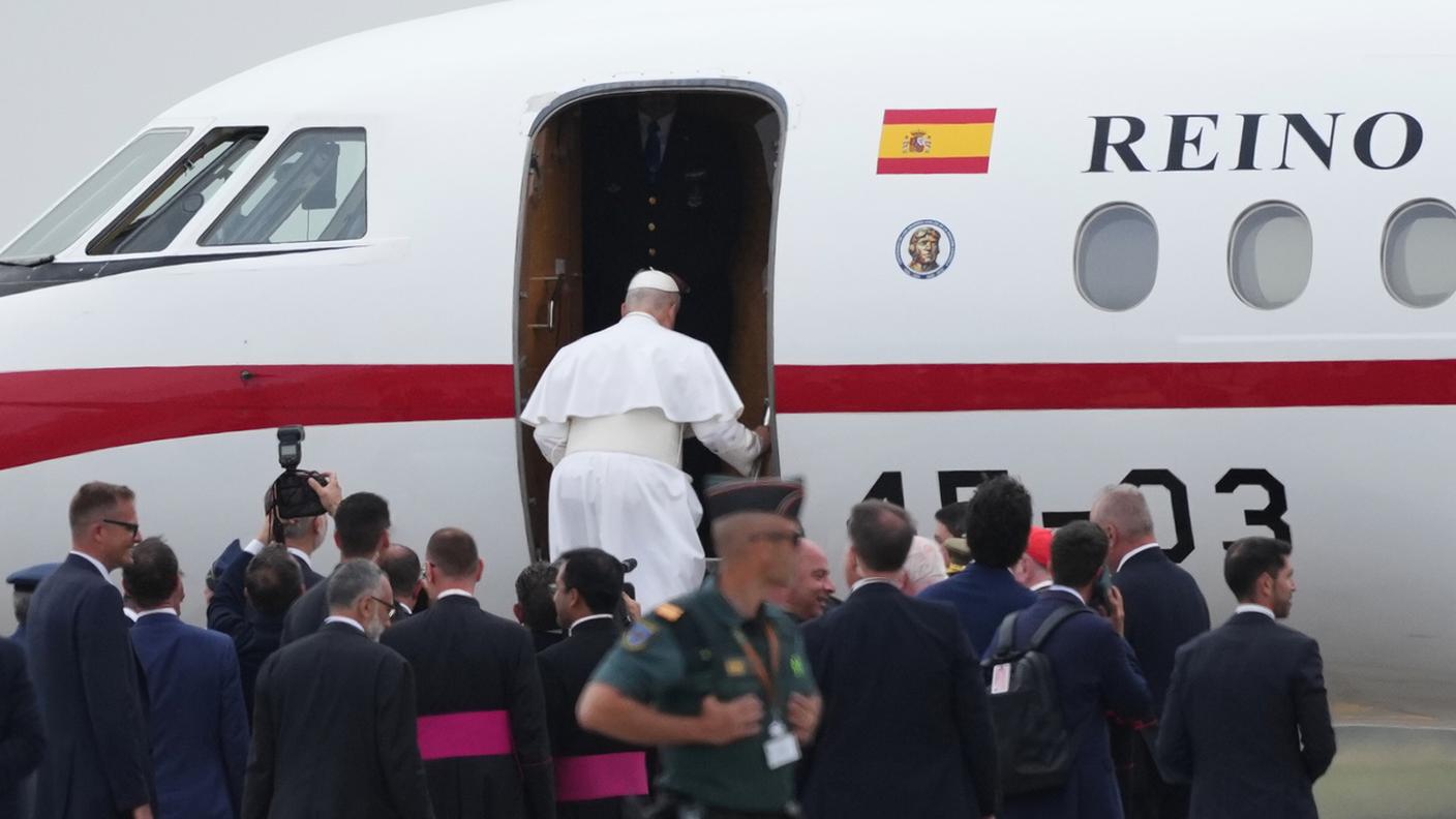 Papa Leone XIV sale sull'aereo del re di Spagna per un "passaggio" a Roma