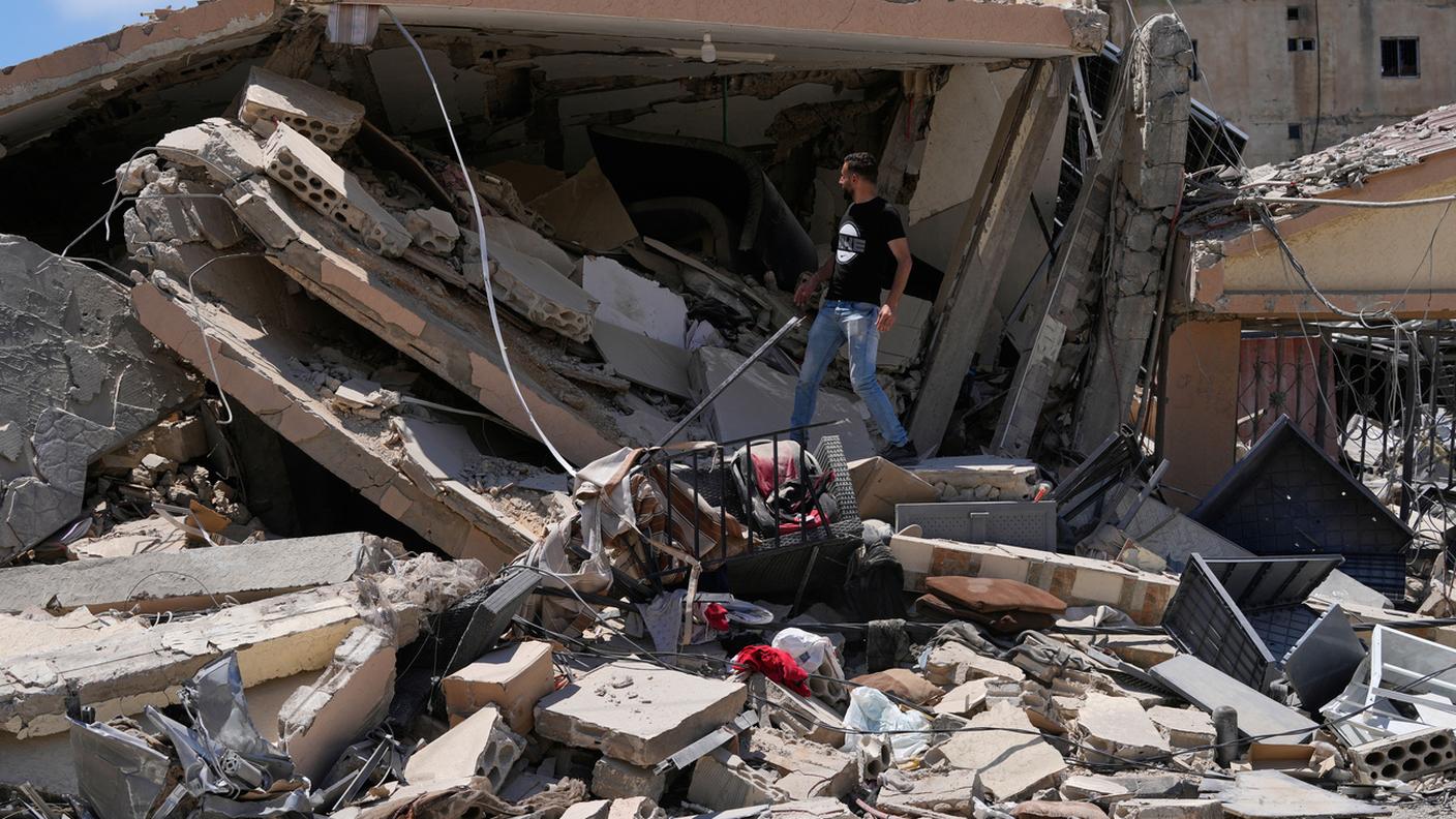 Libano: le macerie di un edificio, dopo le ultime incursioni israeliane, nei pressi della città libanese di Tiro