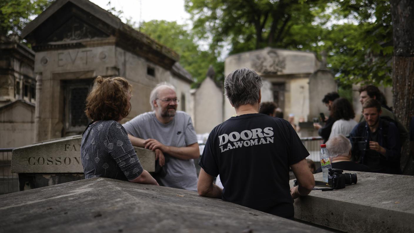 Fan al cimitero Père-Lachaise nel giorno del cinquantesimo della morte