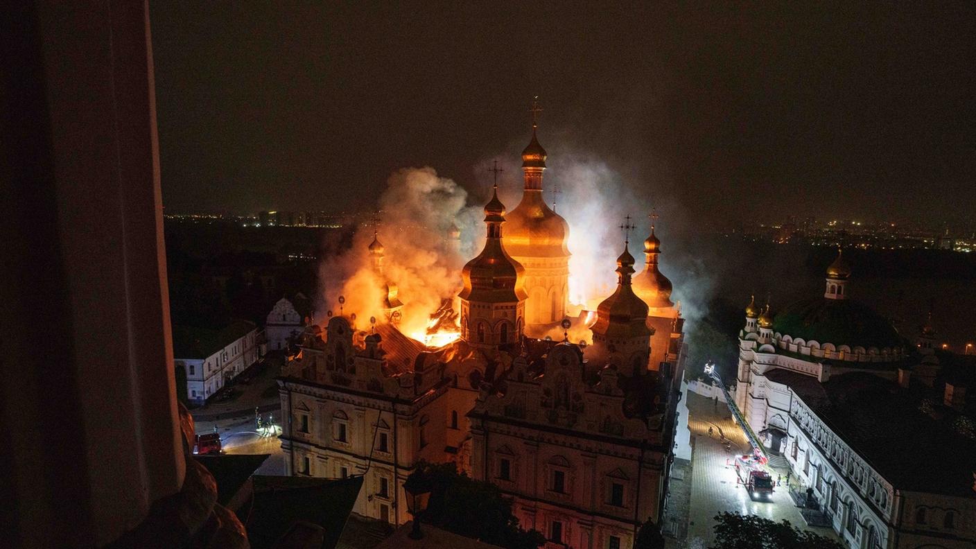 Kiev, cattedrale della Dormizione in fiamme