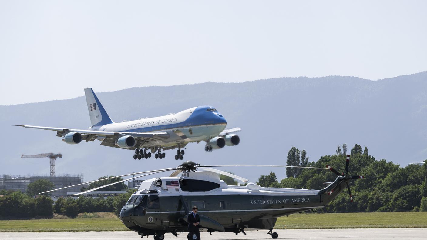 L'atterraggio dell'aereo presidenziale a Cointrin