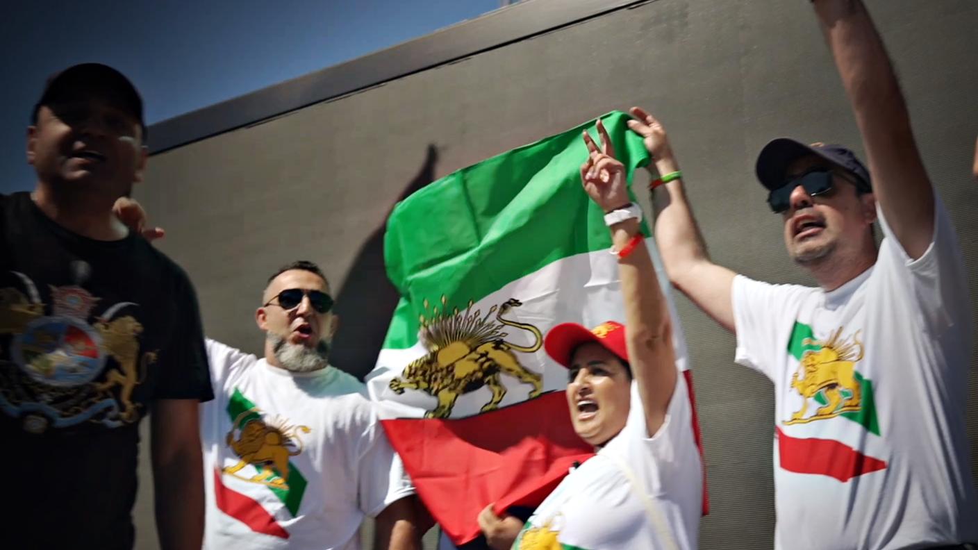 Manifestanti iraniani davanti al Federal Building di Westwood, Los Angeles