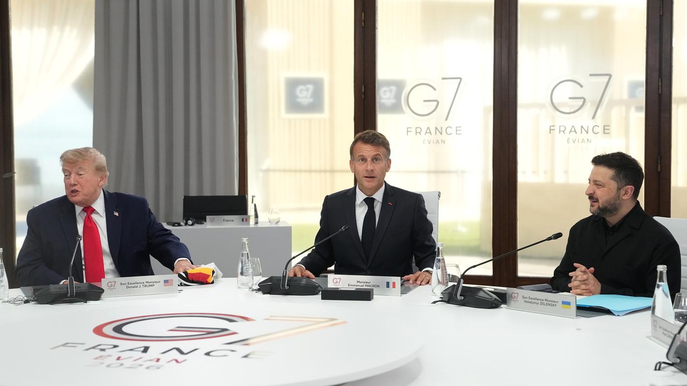 Donald Trump, con la maglia della Germania ricevuta in regalo da Friedrich Merz, Emmanuel Macron e Volodymyr Zelensky