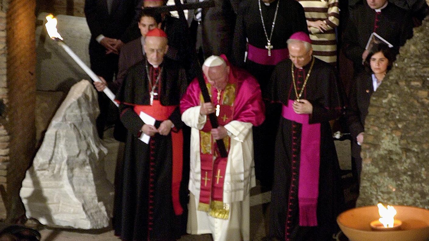 Papa Giovanni Paolo II, il Cardinale Camillo Ruini e il vescovo Piero Marini alla Via Crucis del Venerdi santo