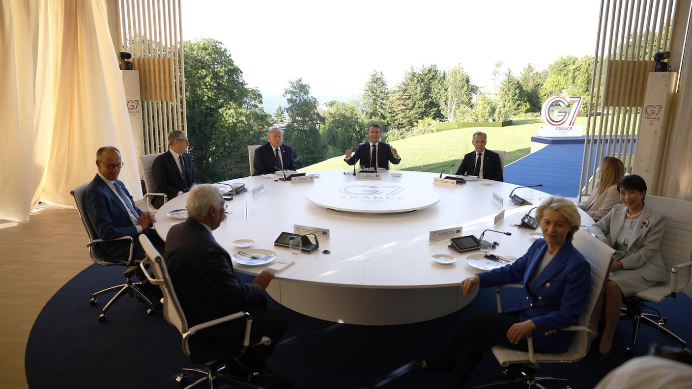 I membri del G7 al summit di Evian: da sinistra in senso orario il cancelliere tedesco Friedrich Merz, il premier britannico Keir Starmer, il presidente statunitense Donald Trump, il presidente francese Emmanuel Macron (padrone di casa), il premier canadese Mark Carney, la presidente del Consiglio italiana Giorgia Meloni, la prima ministra giapponese Sanae Takaichi e - per l'Unione europea, ottavo membro del G7 - la presidente della Commissione Ursula Von Der Leyen e il presidente del Consiglio europeo Antonio Costa