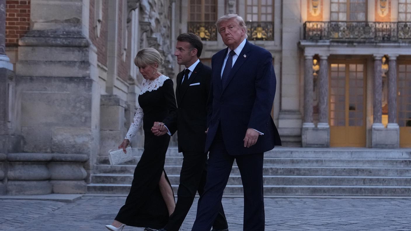 Trump, Macron e la moglie Brigitte, al loro arrivo alla reggia di Versailles