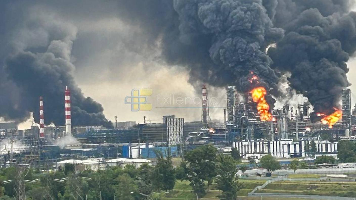 Le fiamme divampano in una raffineria di petrolio nel territorio metropolitano di Mosca colpita per la seconda volta in tre giorni