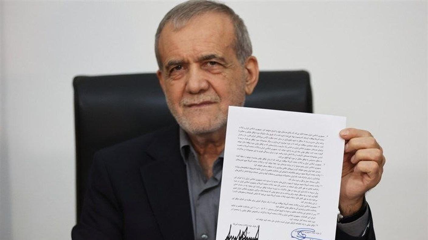 Il presidente iraniano Masoud Pezeshkian con il memorandum