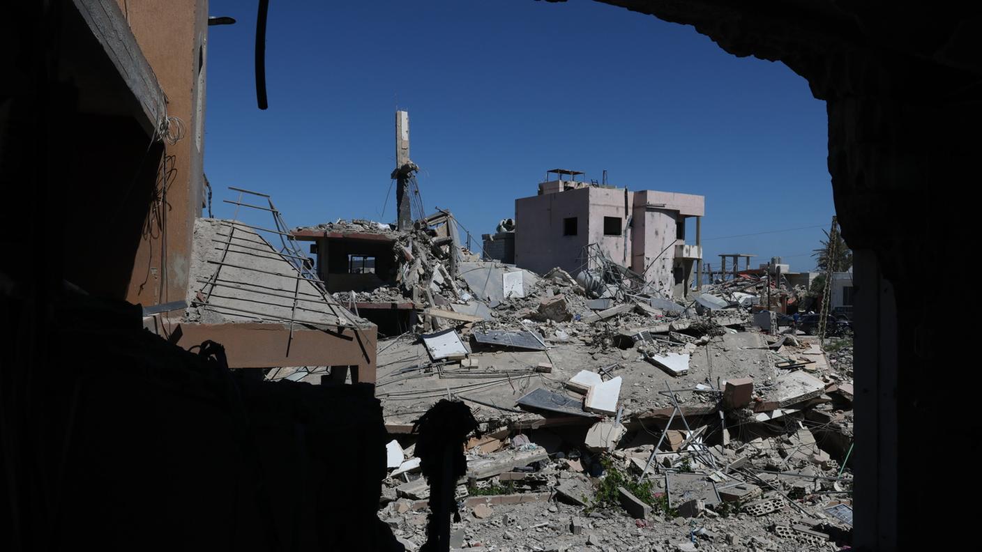 Un edificio collassato dopo i raid israeliani in una località nel sud del Libano