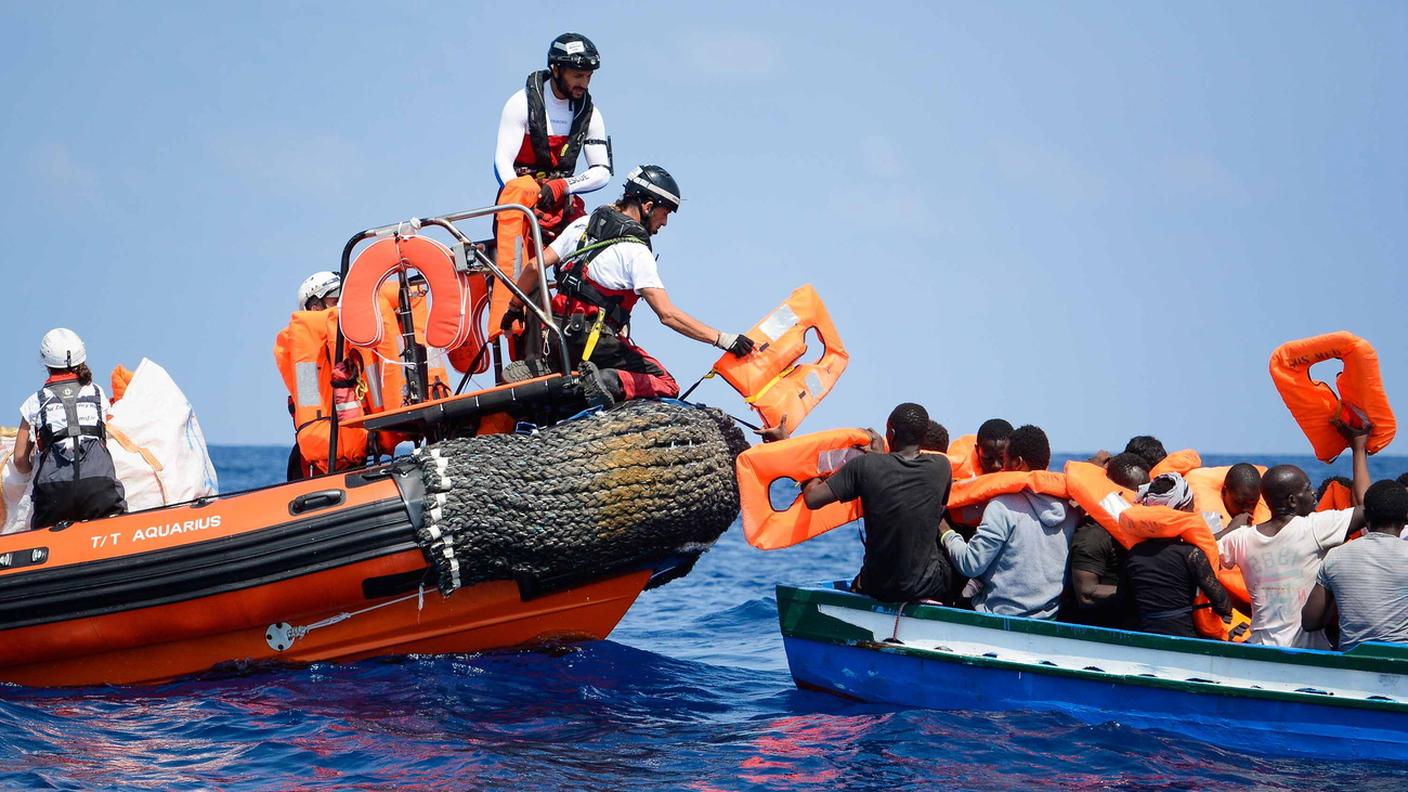 Un gruppo di migranti viene messo in salvo dagli operatori della nave 'Aquarius', di SOS Méditerranée