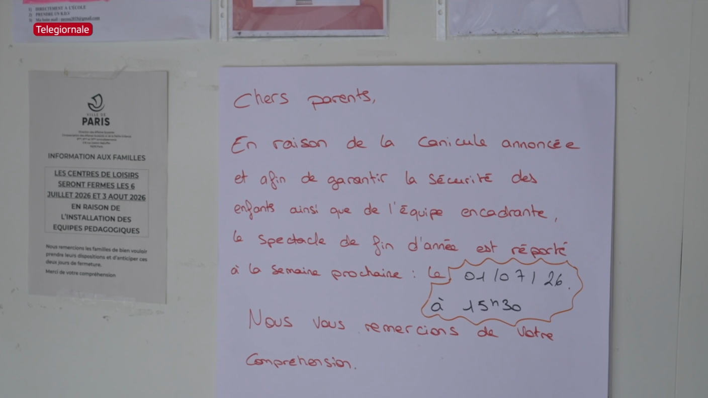 Un cartello affisso in una scuola parigina
