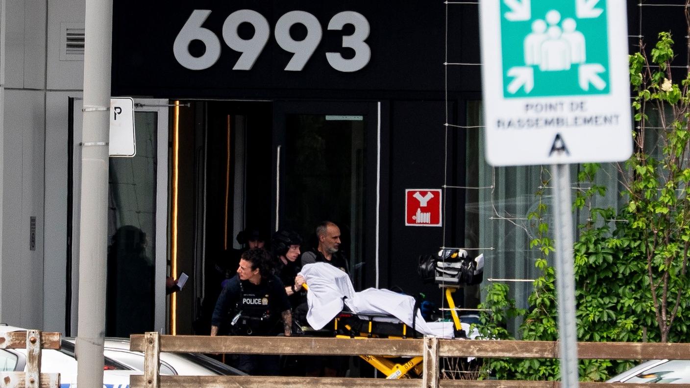 La polizia di Montreal porta fuori una barella da un edificio sul luogo della sparatoria