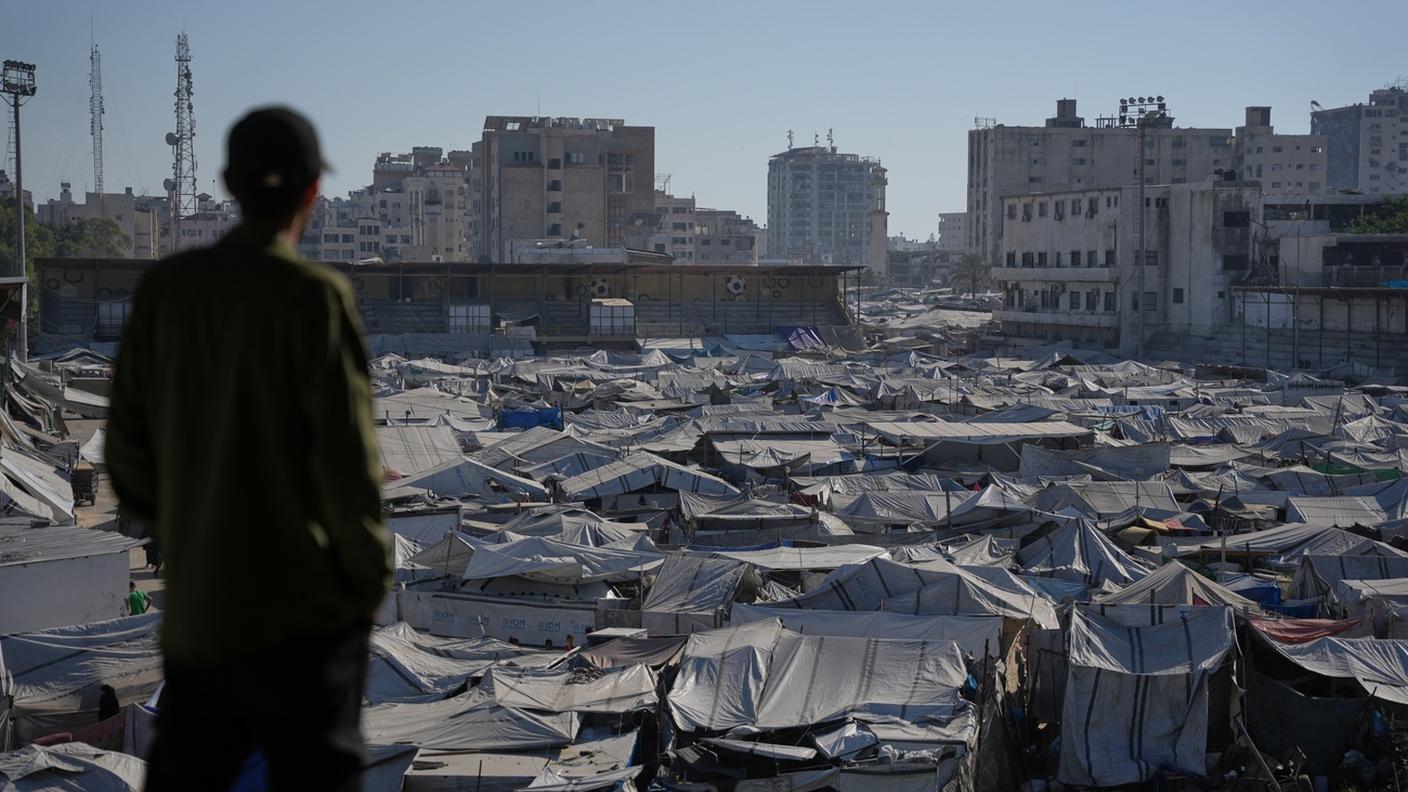 Una tendopoli in quel che resta di Gaza City
