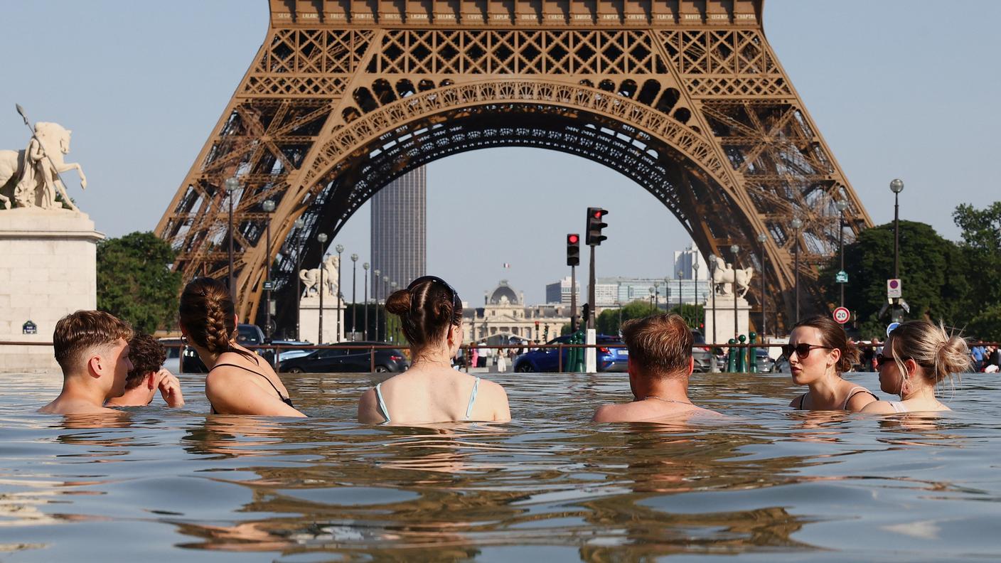 A Parigi si cerca refrigerio anche nella fontana dei Giardini del Trocadéro