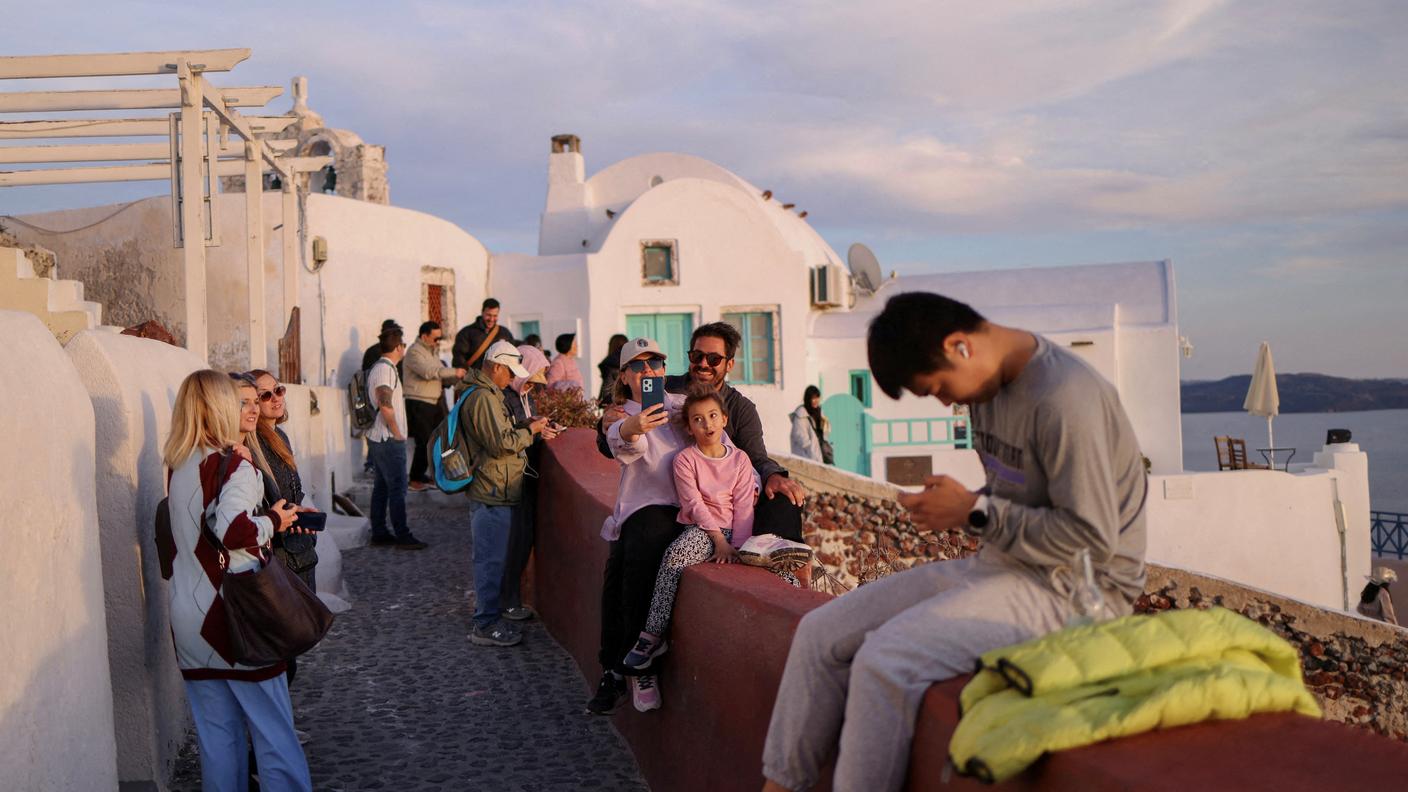Santorini è abitata da 15’000 persone, ma ogni anno accoglie circa 3 milioni e mezzo di visitatori