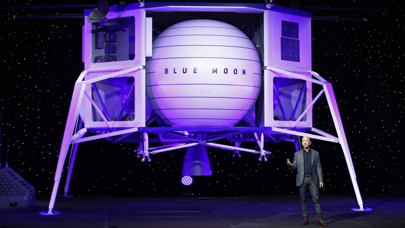 Jeff Bezos e il modello del lander della Blue Origin