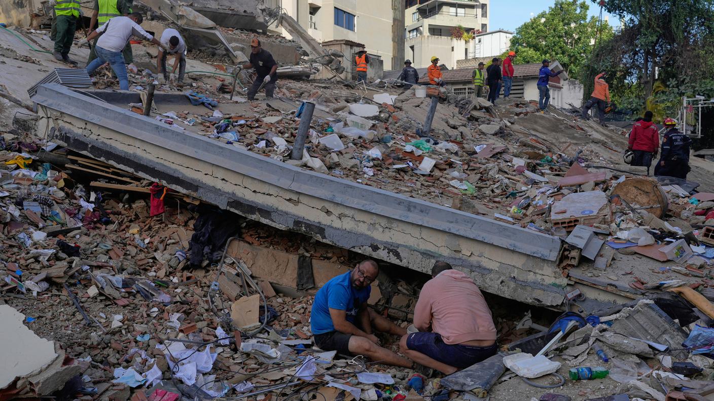 Ricerca di feriti e dispersi tra le macerie a Caracas