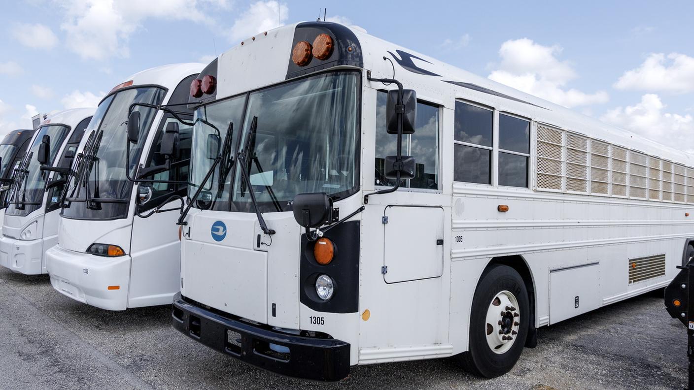 Autobus in fila giovedì per il trasporto dei detenuti da "Alcatraz Alligator" all'aeroporto di addestramento Dade-Collier a Ochopee