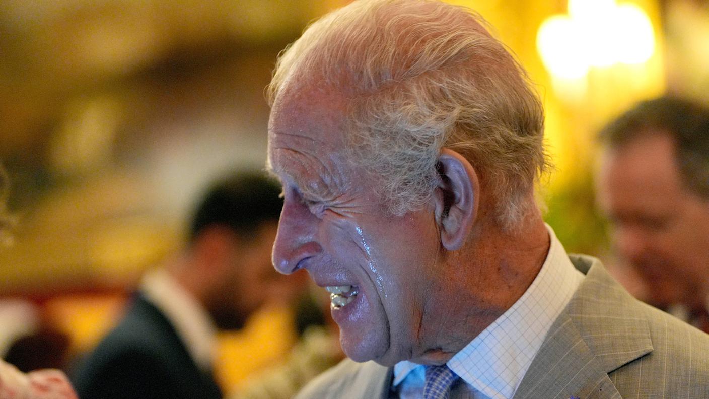 Un Re Carlo sudato, come tutti