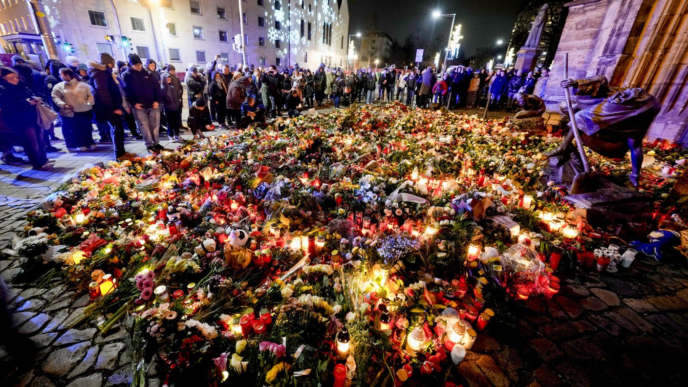  Fiori e candele davanti alla chiesa di San Giovanni, vicino al mercatino di Natale, dove il giorno prima sono state uccise sei persone