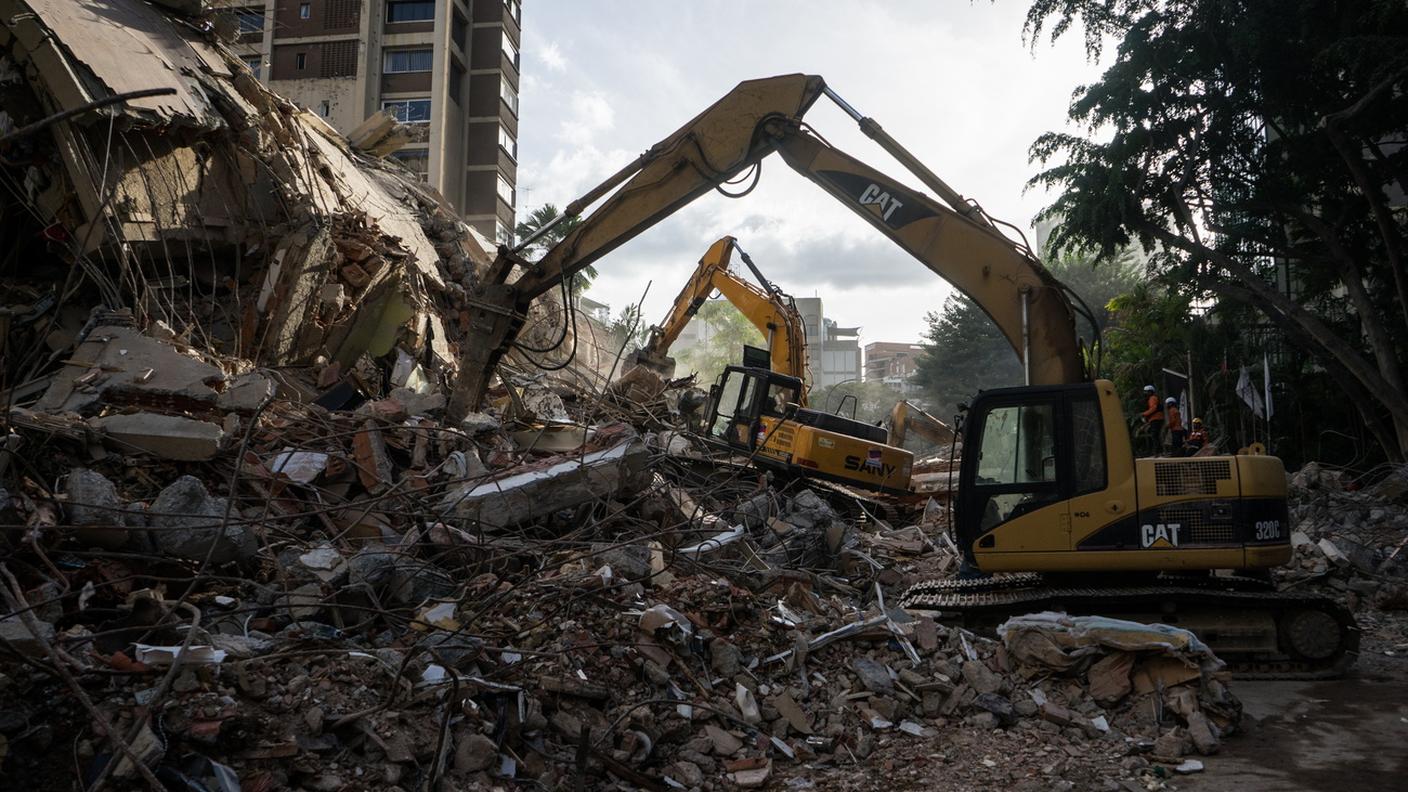I soccorritori lavorano in un edificio danneggiato dal sisma nella zona di Altamira a Caracas