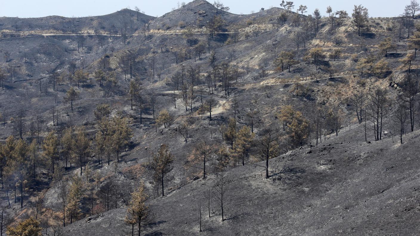 Fiamme spente a Cipro, restano i danni e i morti