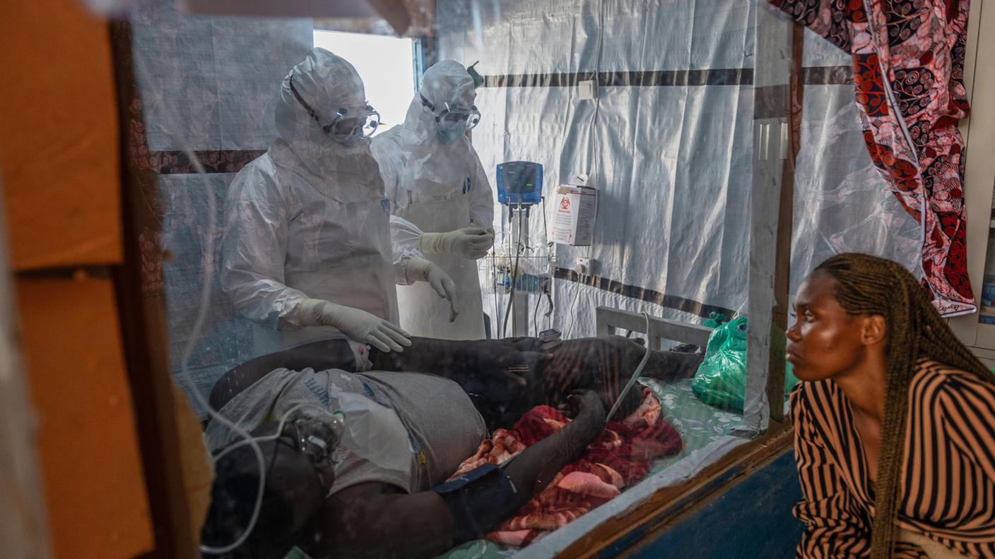 Operatori sanitari lavorano in condizioni critiche