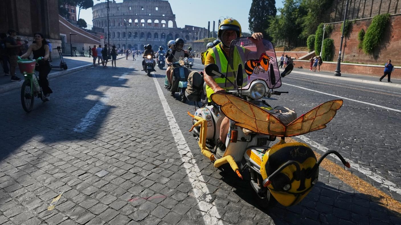 Sono stati protagonisti della sfilata tutti gli oltre 160 modelli nei quali Vespa è stata declinata in otto decenni