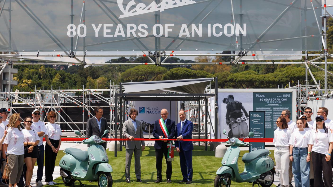 Il sindaco Gualtieri al Foro Italico di Roma, sede del Vespa Village