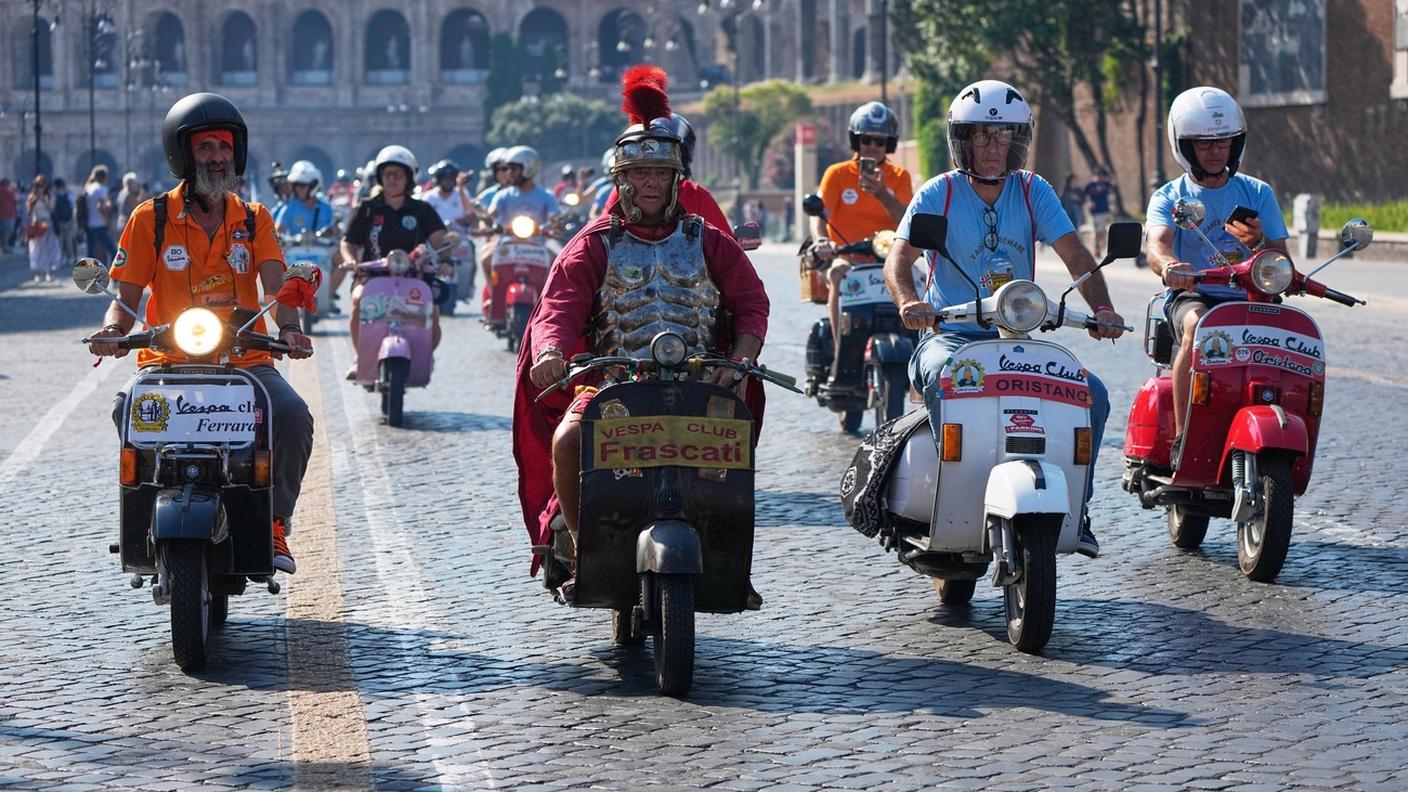 Una parte della lunga parata nell'area del Colosseo