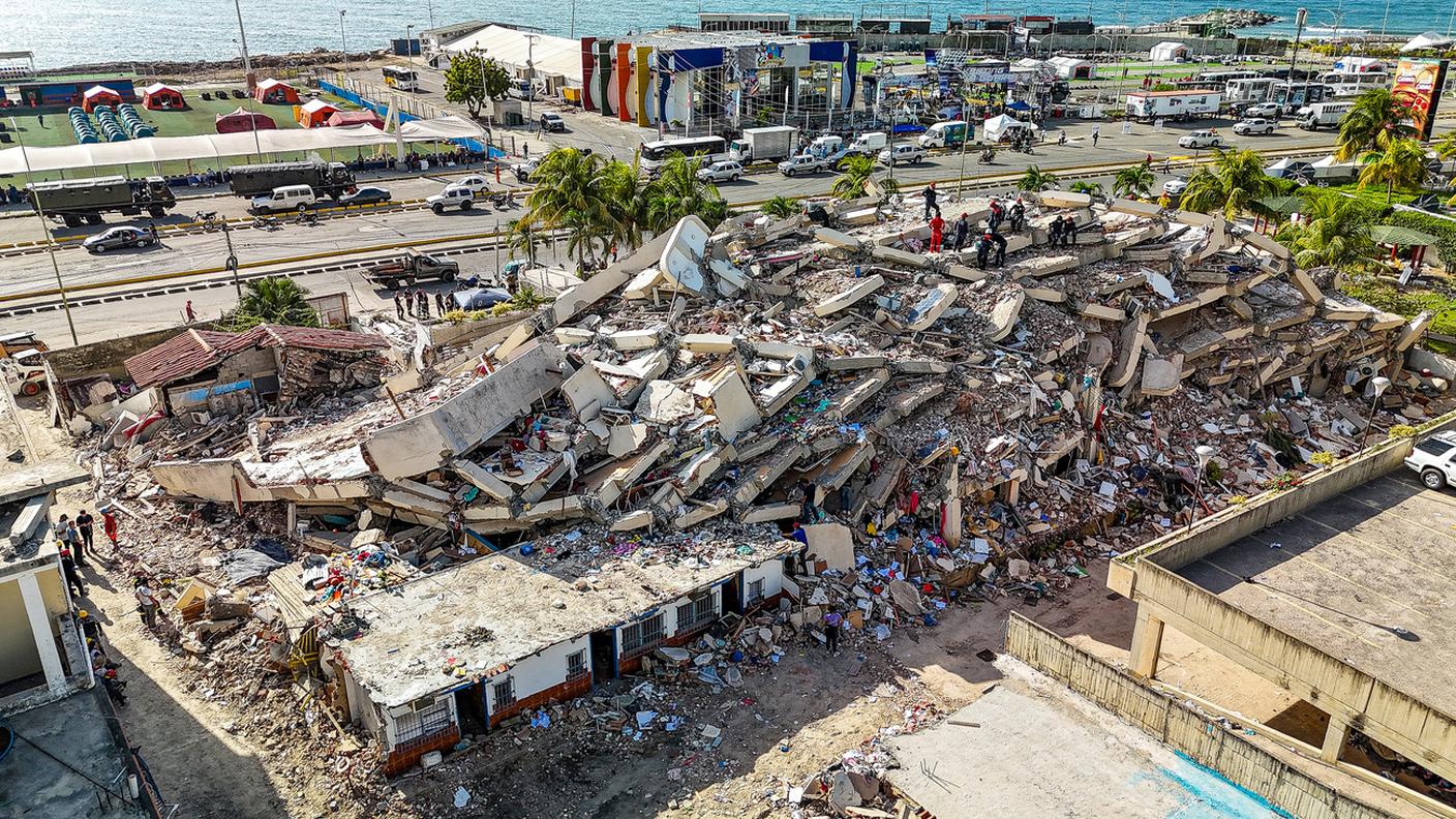 Un edificio completamente collassato a Caraballeda