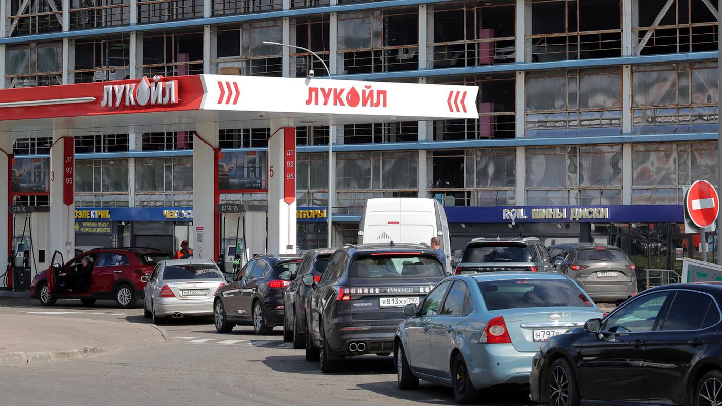 Code di auto presso una stazione di servizio Lukoil a Mosca in questi giorni