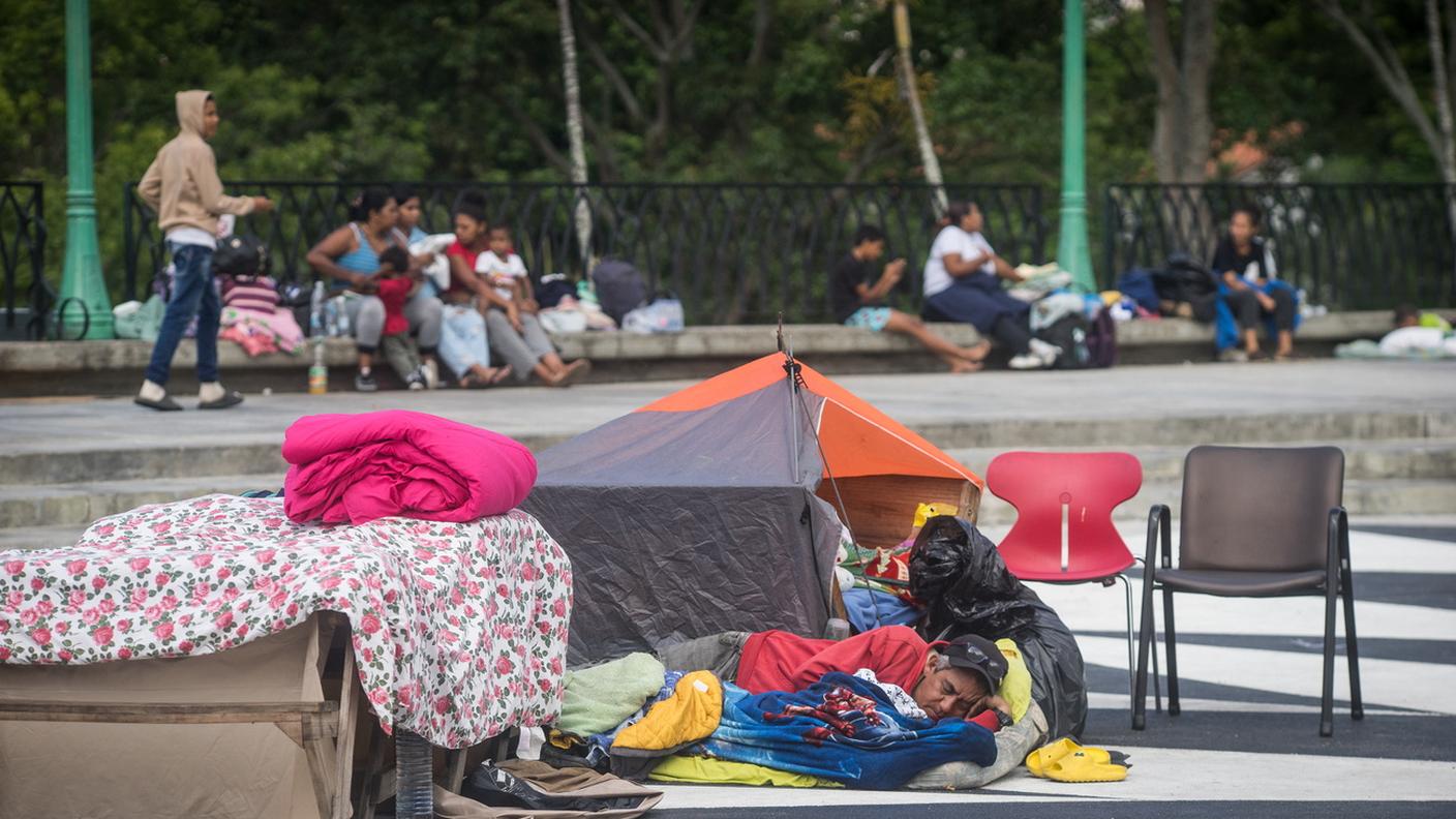 Dopo i terremoti in Venezuela, a Caracas le persone rimaste senza casa si sono accampate nei parchi