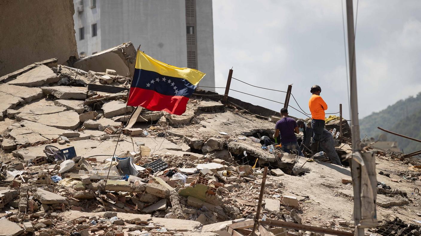 La bandiera venezuelana nelle macerie 