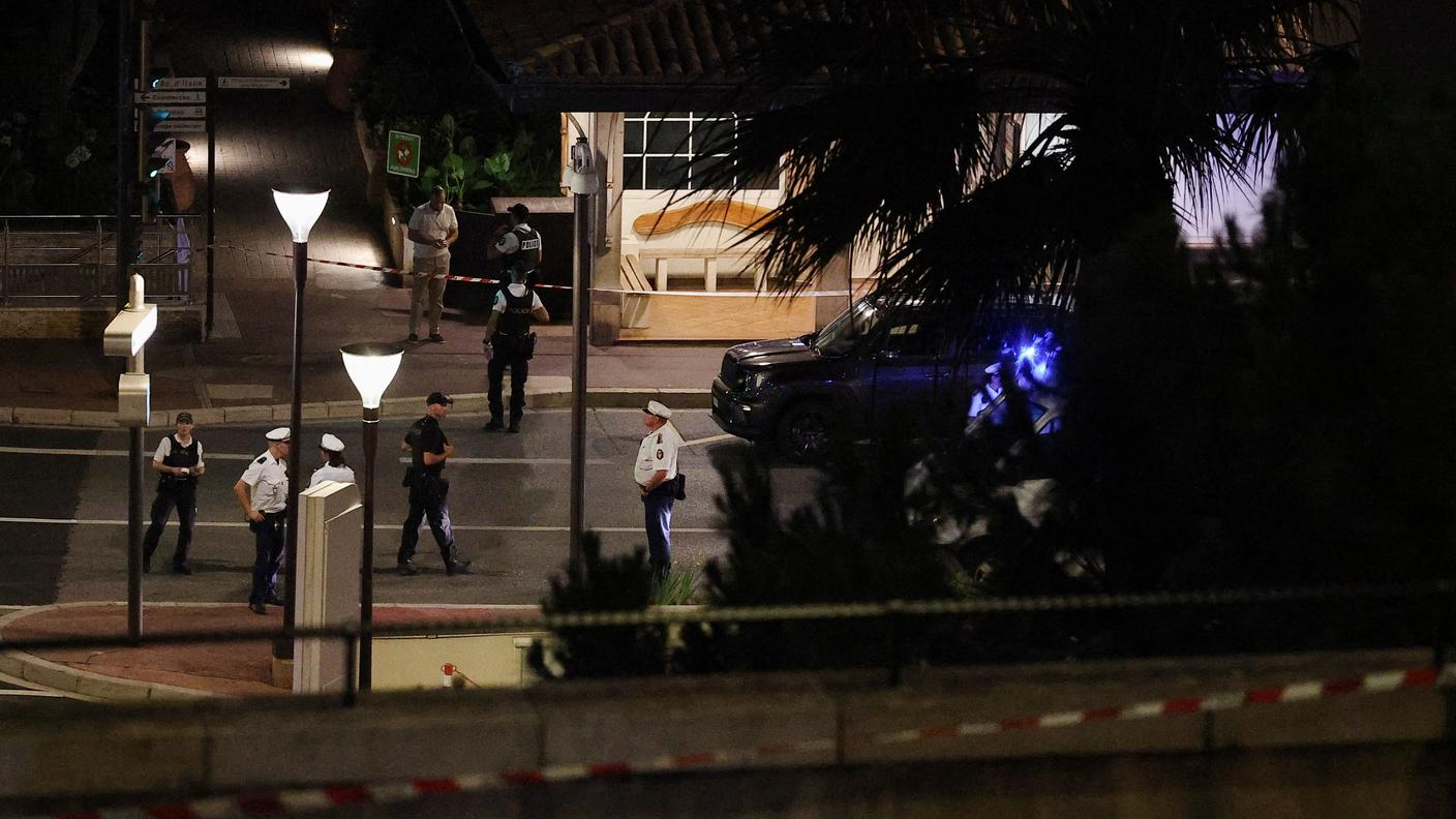 Agenti di polizia sul Boulevard d'Italie, a Monaco, dopo l'esplosione di lunedì sera