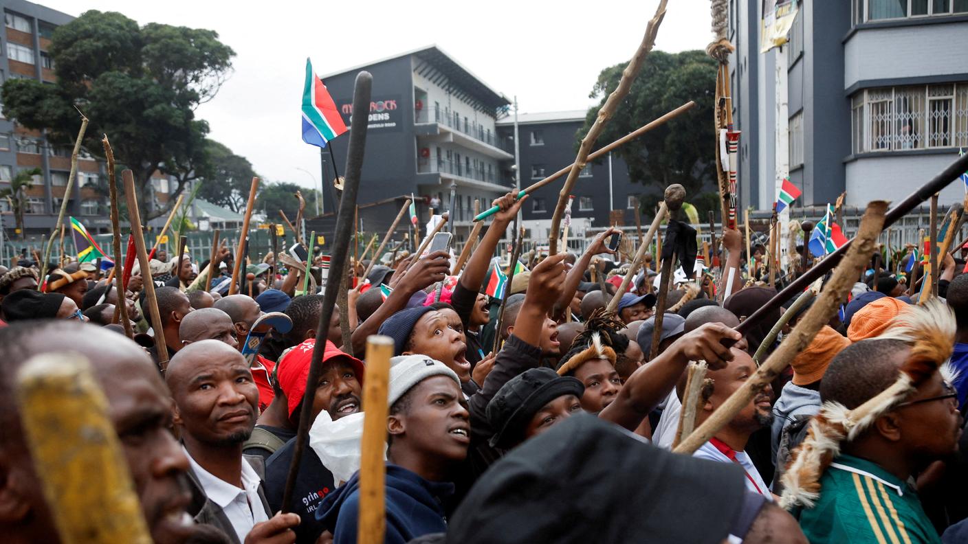Manifestanti sfilano nelle strade di Durban contro l'immigrazione nel giorno dell'ultimatum
