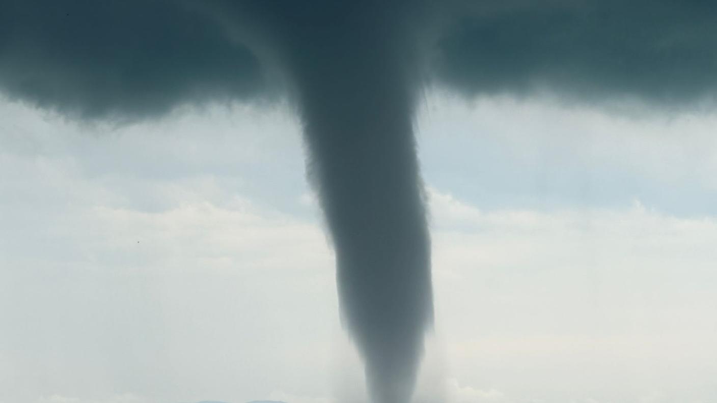 Il tornado visto da Wasserburg, sulla costa tedesca del lago