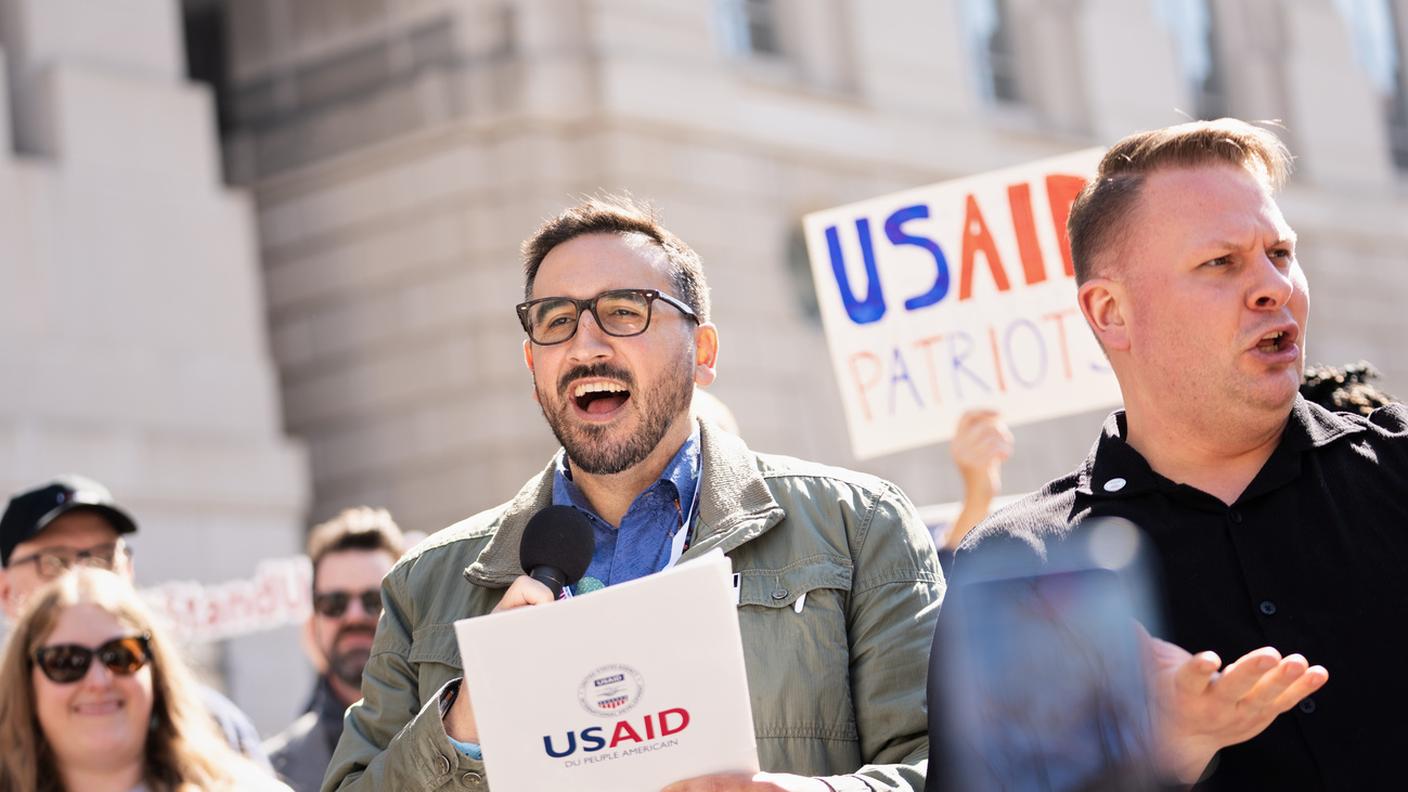 Ex dipendenti di USAID in piazza a Washington il 27 febbraio