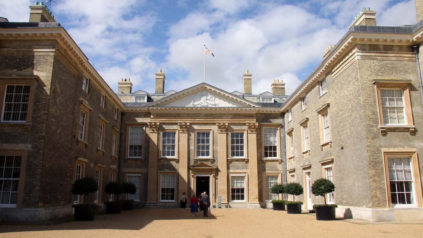 La facciata di Althorp House.