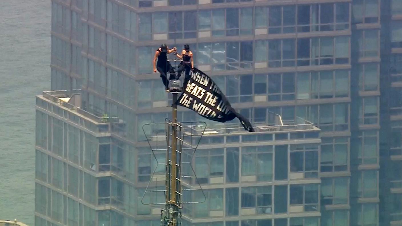 La coppia mentre espone lo striscione
