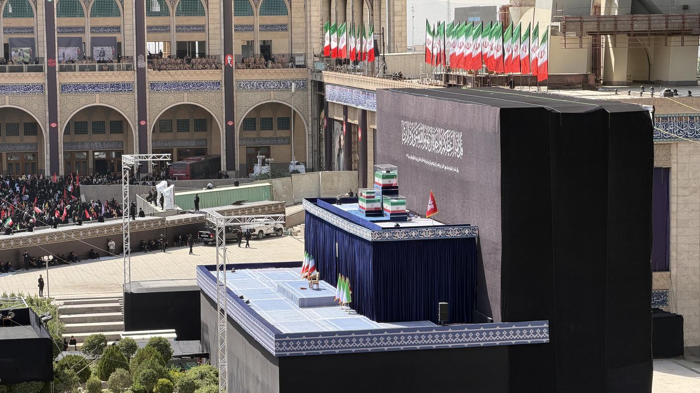 Le bare di Ali Khamenei e dei suoi familiari uccisi nei raid israelo-statunitensi