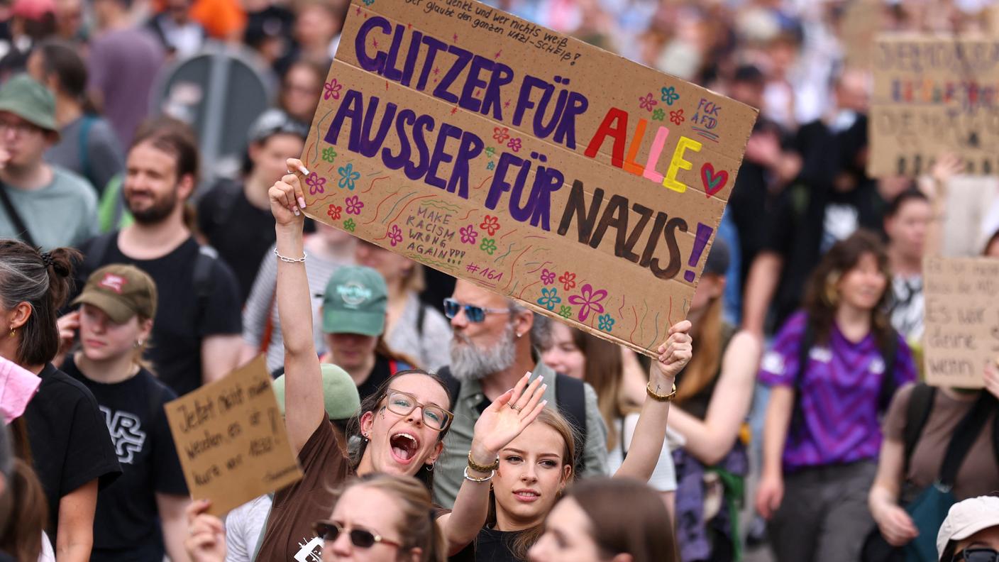 Alcuni manifestanti protestano a Erfurt contro il congresso dell'AfD