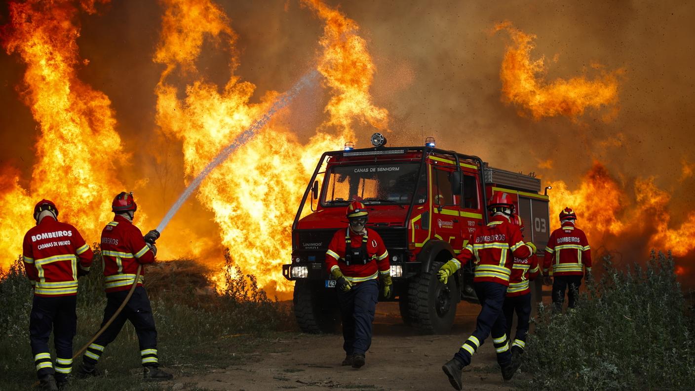 Pompieri combattono le fiamme dell’incendio boschivo a Cercosa, frazione del comune di Mortágua, in Portogallo