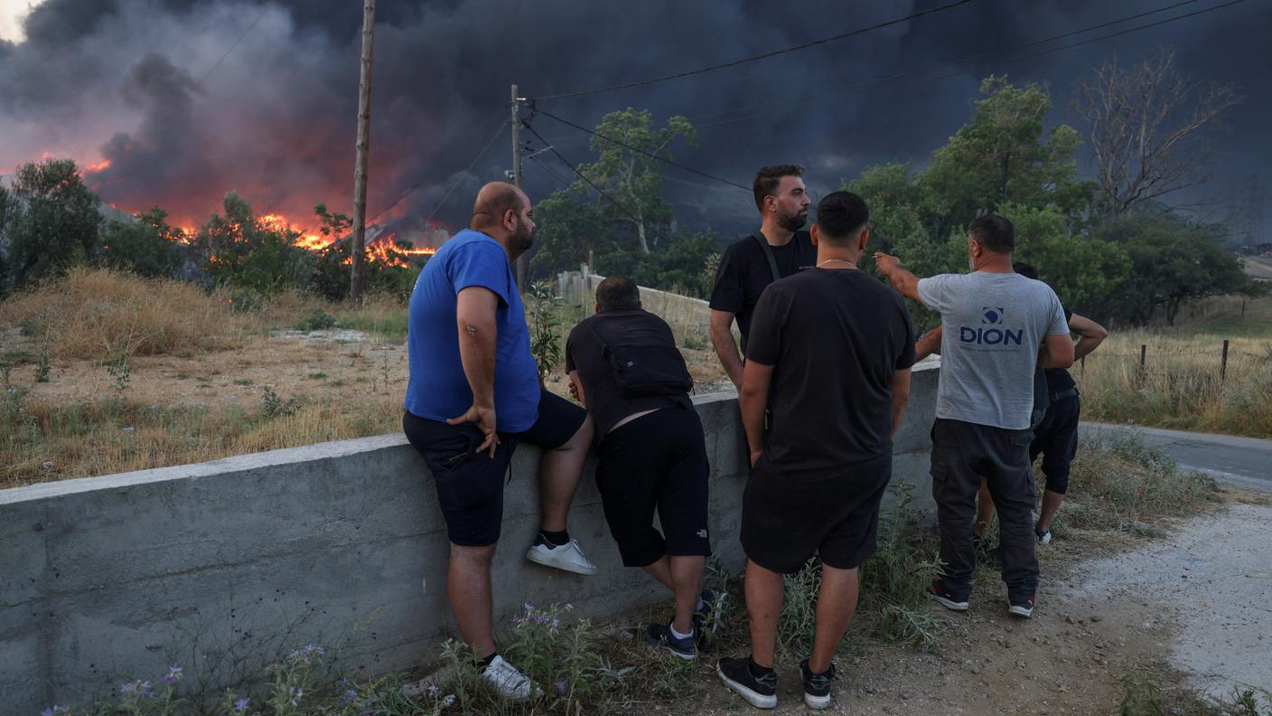 I residenti osservano le fiamme a Oreokastro, a  10 km da Salonicco